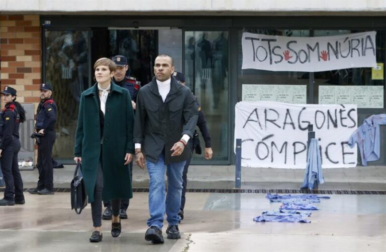 Dani Alves sale de prisión tras pagar la fianza de un millón de euros