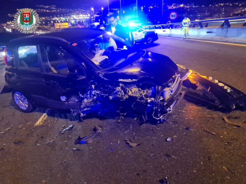 Cuatro heridos, entre ellos un menor, al chocar con un vehículo en dirección contraria