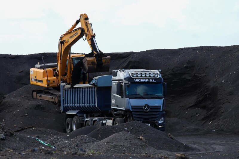 La montaña de ceniza procedente de la erupción del volcán disminuye lenta y progresivamente. En parte gracias a la utilización de las mismas en el proceso de sorriba para la reconstrucción de las fincas sepultadas por la lava. EFE/Luis G. Morera