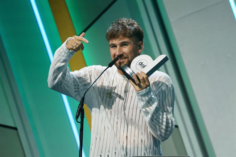 El cantante Dani Fernández recoge su galardón durante la gala de los XXVIII Premios Dial que se celebra este jueves en el Recinto Ferial de Santa Cruz de Tenerife EFE/Ramón de la Rocha