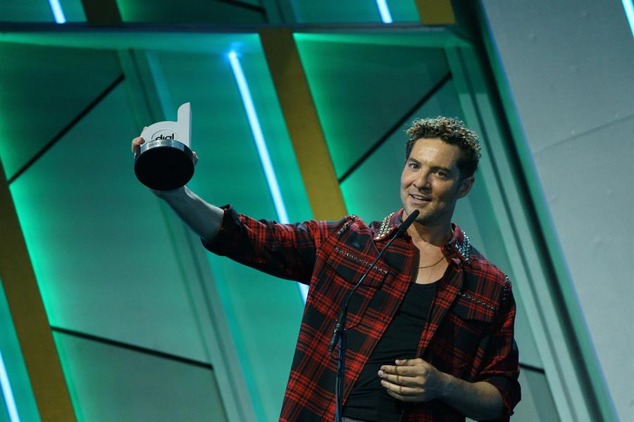 El cantante David Bisbal recibe su Premio Dial durante la gala que se celebra de nuevo en Santa Cruz de Tenerife. EFE/Ramón de la Rocha