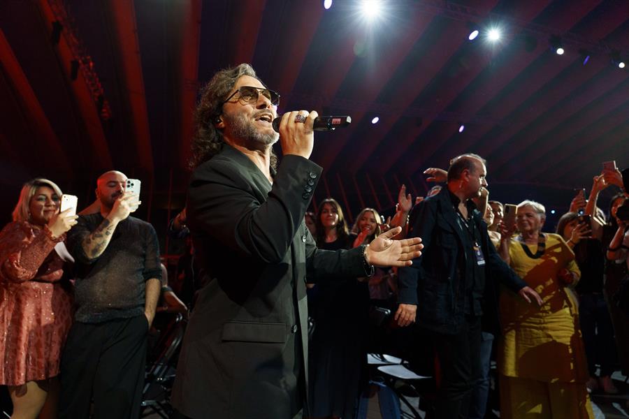 El cantante Diego Torres durante su actuación en la gala de los XXVIII Premios Dial que se celebra este jueves en el Recinto Ferial de Santa Cruz de Tenerife EFE/Ramón de la Rocha