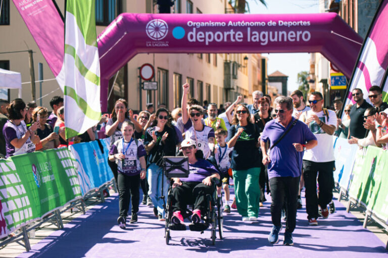 La I Carrera por la ELA tiñe de solidaridad las calles de La Laguna