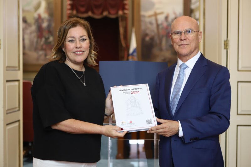 Entrega del Informe del Diputado del Común en el Parlamento de Canarias. Foto Diputación del Común 