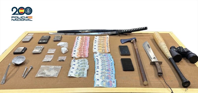 Droga, dinero y utensilios incautados por la Policía Nacional en la intervención POLICÍA NACIONAL 04/3/2024