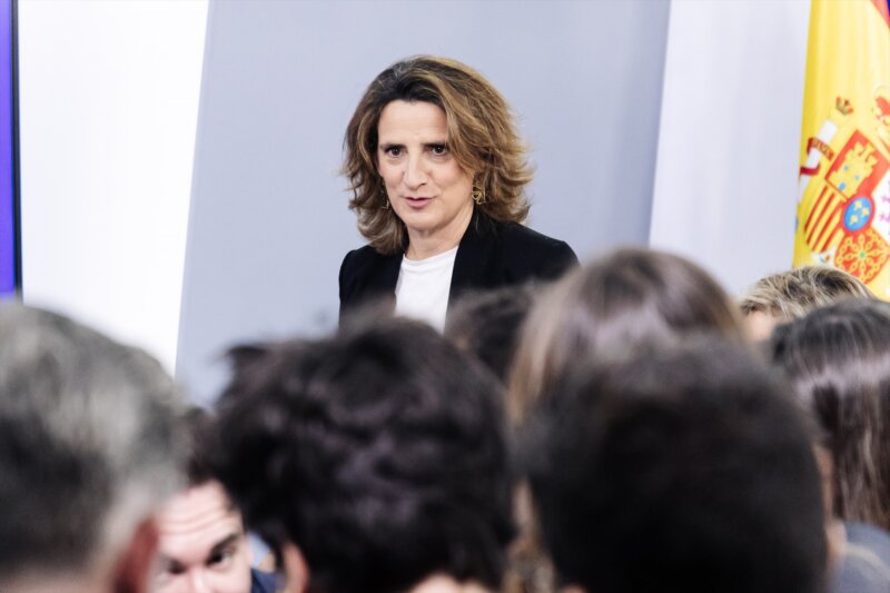 La vicepresidenta tercera y ministra para la Transición Ecológica y el Reto Demográfico, Teresa Ribera, tras una rueda de prensa posterior a la reunión del Consejo de Ministros, en el Palacio de la Moncloa, a 5 de marzo de 2024, en Madrid (España). El Consejo de Ministros ha aprobado sendos proyectos de ley para establecer un marco jurídico básico de los bomberos forestales y de los agentes forestales y medioambientales, con el fin de que tengan unas condiciones laborales y profesionales equivalentes en toda España. Además, el Gobierno ha tramitado de urgencia hoy en el Consejo de Ministros la creación de la Sociedad Española para la Transformación Tecnológica (SETT), con la que el Ejecutivo aspira a movilizar 20.000 millones de euros en inversiones tecnológicas y con la que se prevé controlar la entrada del Estado en Telefónica. Carlos Luján / Europa Press 05/3/2024