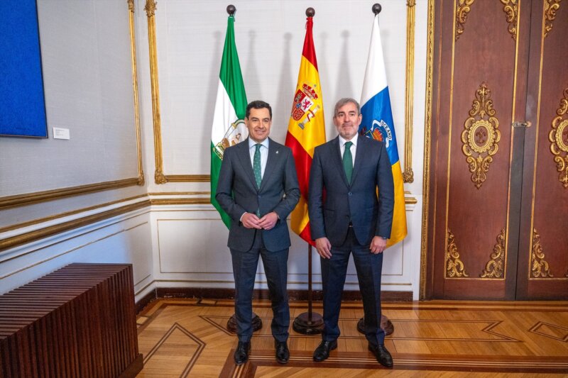 El presidente de la Junta de Andalucía, Juanma Moreno (i) y el presidente del Gobierno de Canarias, Fernando Clavijo (d) antes de mantener una reunión en el Palacio de San Telmo, a 6 de marzo de 2024, en Sevilla, Andalucía (España). / Francisco J. Olmo / Europa Press 06/3/2024