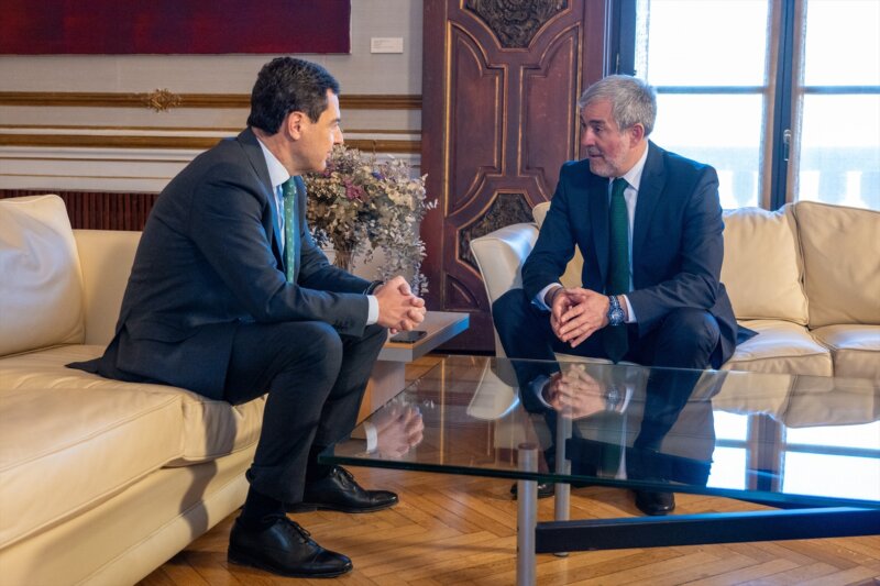 El presidente de la Junta de Andalucía, Juanma Moreno (i) y el presidente del Gobierno de Canarias, Fernando Clavijo (d) mantienen una reunión en el Palacio de San Telmo, a 6 de marzo de 2024, en Sevilla, Andalucía (España). El presidente de la Junta de Andalucía, Juanma Moreno, mantiene un encuentro con el presidente del Gobierno de Canarias, Fernando Clavijo. Posteriormente comparecen ante los medios de comunicación. Francisco J. Olmo / Europa Press 06/3/2024