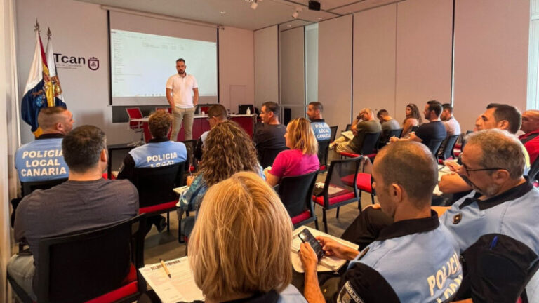 Canarias forma a policías y agentes de medioambiente contra el maltrato animal