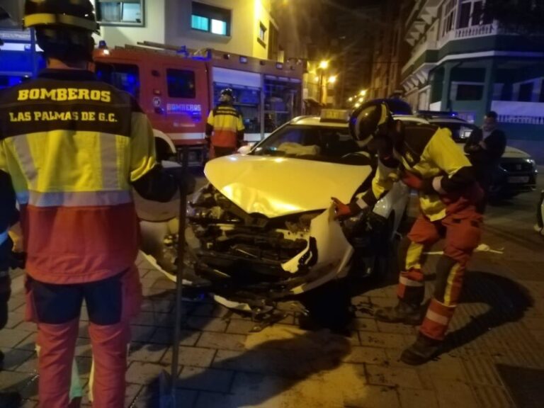 Dos heridas por el vuelco de un taxi en Las Palmas de Gran Canaria