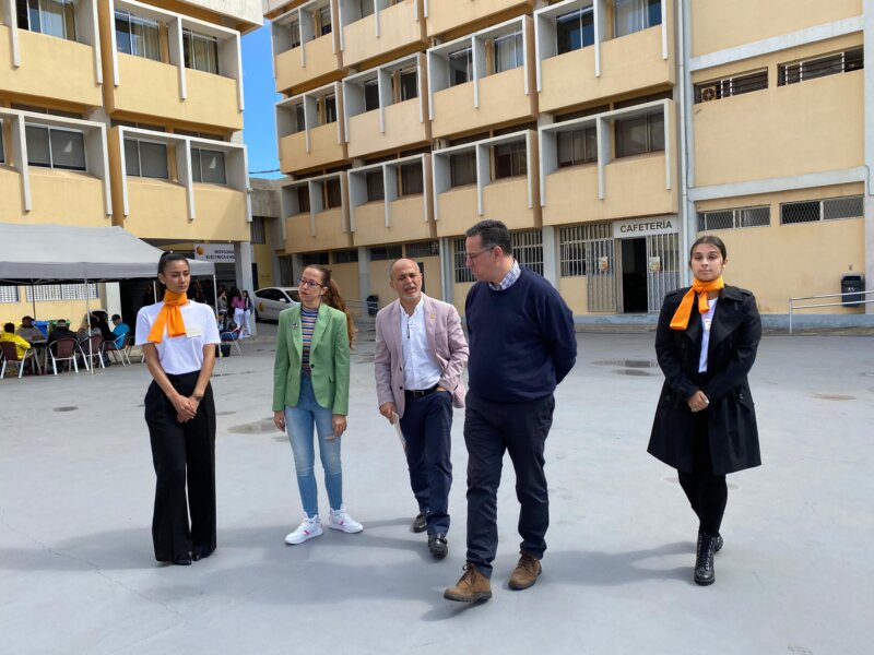 Imagen de Poli Suárez durante la visita al CIFP Cruz de Piedra. Foto Gobierno de Canarias 