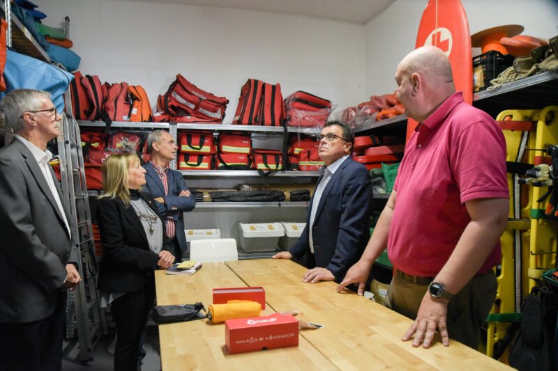 El consejero de Política Territorial, Manuel Miranda, y la presidenta autonómica de la institución, María Teresa Pociello, visitaron las instalaciones del Centro Logístico de Emergencias de Canarias (CLEC) de Cruz Roja