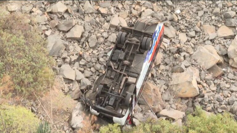 Una guagua sin ocupantes se precipita por un barranco en Tenerife