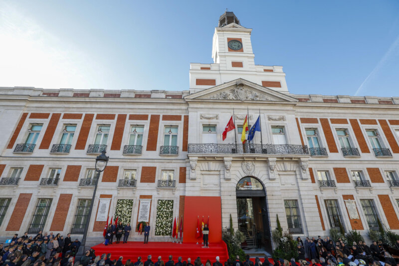 MADRID, 11/03/2024.- Acto en memoria de las víctimas de los atentados ocurridos en Madrid el 11 de marzo de 2004 y en homenaje a los cuerpos de seguridad, servicios de emergencias y ciudadanos que las auxiliaron en la Puerta del Sol en Madrid, este lunes. EFE/ J.J. Guillén