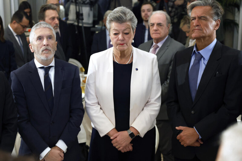 MADRID, 11/03/2024.- La comisaria europea de Asuntos de Interior, Ylva Johansson, acompañada por el ministro de Interior, Fernando Grande-Marlaska (i), y el eurodiputado Juan Fernando López Aguiar (d) guardan un minuto de silencio antes en el marco de su participación en un desayuno informativo de Forum Europa sobre el Pacto de Migración y Asilo, este lunes en Madrid. EFE/Chema Moya