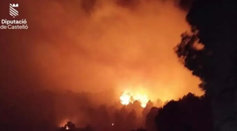 Un incendio en Toga, Castellón, obliga a confinar a la población