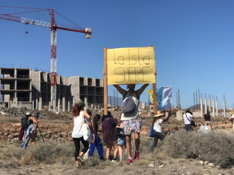 Vecinos y colectivos ecologistas se concentran frente a las obras del hotel de La Tejita