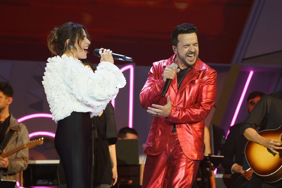 La cantante Malú (i) junto al cantante Luis Fonsi, durante la gala de los XXVIII Premios Dial que se celebra este jueves en el Recinto Ferial de Santa Cruz de Tenerife EFE/Ramón de la Rocha