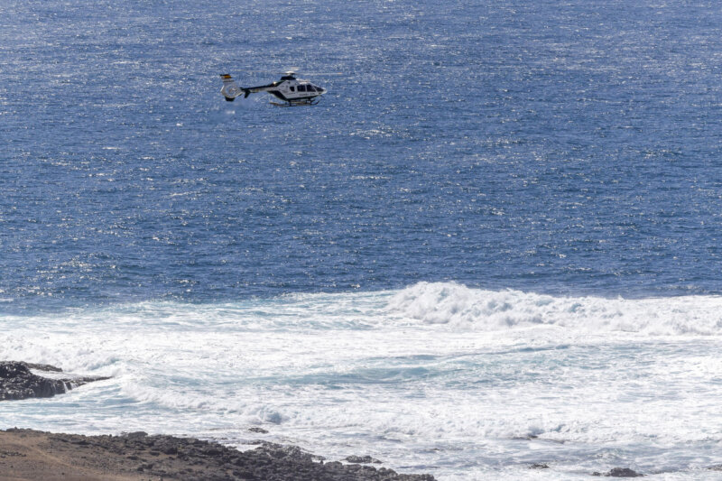 LAS PALMAS DE GRAN CANARIA, 09/03/2024.- Distintos recursos de emergencias y del Ejército buscan desde este viernes a dos menores de 16 y 17 años en las inmediaciones de la playa de El Confital, en Las Palmas de Gran Canaria, a quienes se les perdió la pista a última hora de la tarde. Este sábado se han retomado las tareas para intentar localizar a estos dos jóvenes que, según han informado a EFE fuentes del dispositivo de emergencias, habían acudido a pescar a esta zona de la bahía y cuyos objetos personales fueron localizados anoche. EFE/Quique Curbelo
