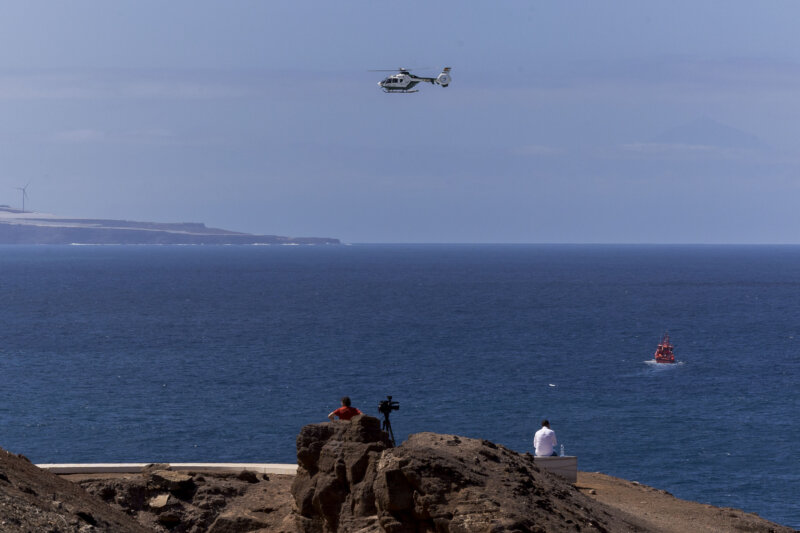 LAS PALMAS DE GRAN CANARIA, 09/03/2024.- Distintos recursos de emergencias y del Ejército buscan desde este viernes a dos menores de 16 y 17 años en las inmediaciones de la playa de El Confital, en Las Palmas de Gran Canaria, a quienes se les perdió la pista a última hora de la tarde. Este sábado se han retomado las tareas para intentar localizar a estos dos jóvenes que, según han informado a EFE fuentes del dispositivo de emergencias, habían acudido a pescar a esta zona de la bahía y cuyos objetos personales fueron localizados anoche. EFE/Quique Curbelo
