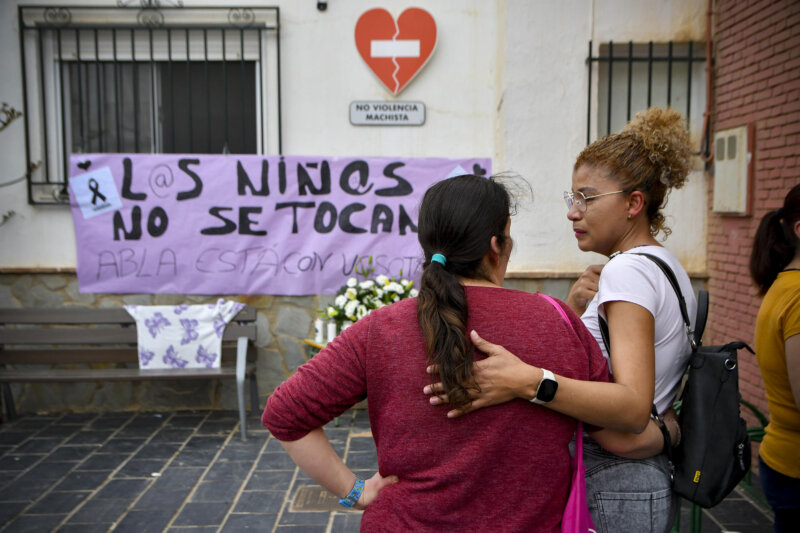 ABLA (ALMERÍA), 18/03/2024.- Vecinas de Abla (Almería) colocan flores en la puerta del colegio donde estudiaba una de las niñas presuntamente asesinadas por envenenamiento por su padre y donde se ha decretado tres días de luto oficial. EFE / Carlos Barba