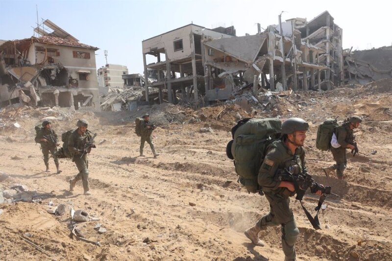 Más de cien muertos en una entrega de ayuda humanitaria. Imagen: Militares israelíes en la Franja de Gaza- Europa Press/Contacto/Gil Cohen Magen