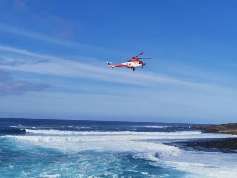 Rescatado un hombre que sufrió una caída en una zona de rocas en Lanzarote. Imagen de archivo del helicóptero del Grupo de Emergencias y Salvamento (GES) del Gobierno de Canarias. Foto de archivo Gobierno de Canarias.