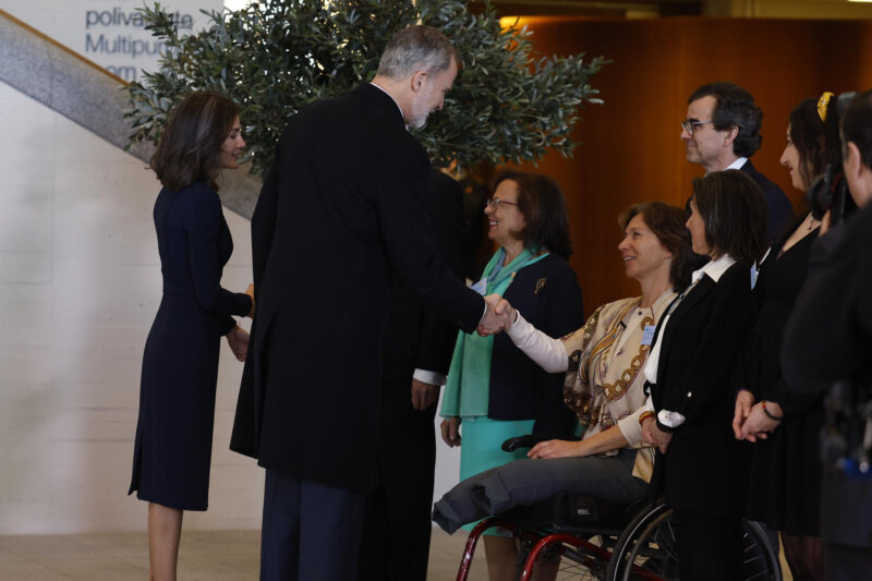 MADRID, 11/03/2024.- Los reyes de España, Felipe VI y Letizia, conversan con varias víctimas a su llegada al acto conmemorativo del Día Europeo de las Víctimas del Terrorismo, creado como homenaje a las víctimas de los ataques de Madrid del 11 de marzo de 2004, celebrado este lunes en la Galería de las Colecciones Reales, en Madrid. EFE/ Chema Moya