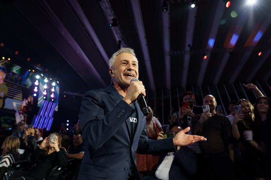 El cantante Sergio Dalma durante la gala de los XXVIII Premios Dial que se celebra este jueves en el Recinto Ferial de Santa Cruz de Tenerife EFE/Ramón de la Rocha