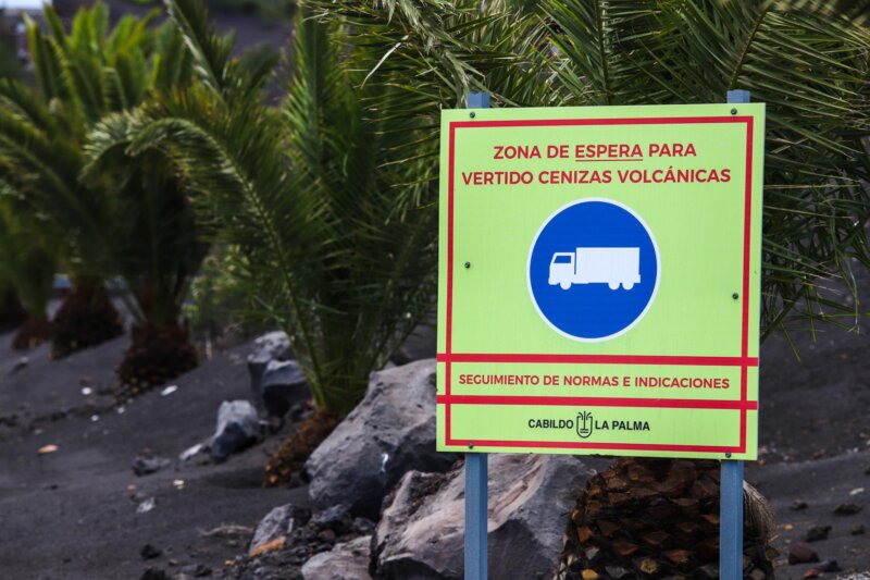 La montaña de ceniza procedente de la erupción del volcán disminuye lenta y progresivamente. En parte gracias a la utilización de las mismas en el proceso de sorriba para la reconstrucción de las fincas sepultadas por la lava. EFE/Luis G. Morera