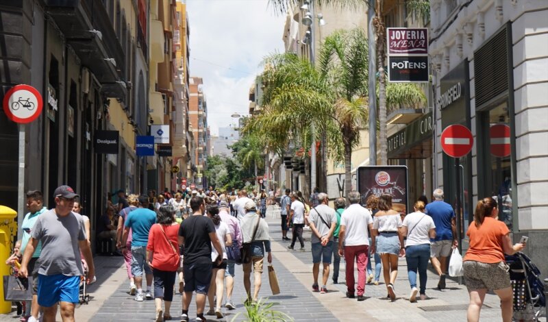 Dos de cada tres españoles piensa que España podría entrar en guerra en los próximos años. Imagen de archivo de gente paseando por la Calle Castillo en Santa Cruz de Tenerife.
