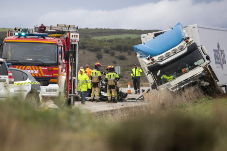 Dos muertos en un accidente de tráfico entre un camión y un turismo en Castilla y León
