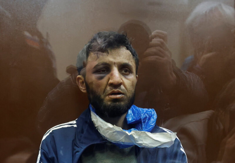 Dalerdzhon Mirzoyev, sospechoso del ataque a tiros en la sala de conciertos Crocus City Hall, se sienta detrás de un cristal en un recinto para los acusados ​​en el tribunal de distrito de Basmanny en Moscú, Rusia, el 24 de marzo de 2024. REUTERS/Yulia Morozova