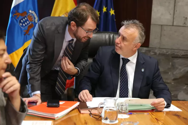 El expresidente de Canarias, Ángel Víctor Torres, con el que fue su jefe de gabinete, Antonio Olivera / GOBIERNO DE CANARIAS