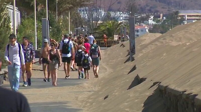 La arena de las Dunas de Maspalomas invade los complejos turísticos