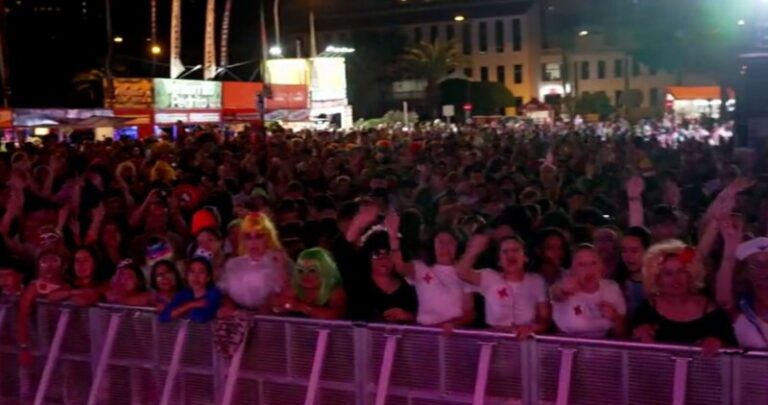 El Coso del Carnaval Internacional de Los Cristianos, Arona 2024 coloreó las calles