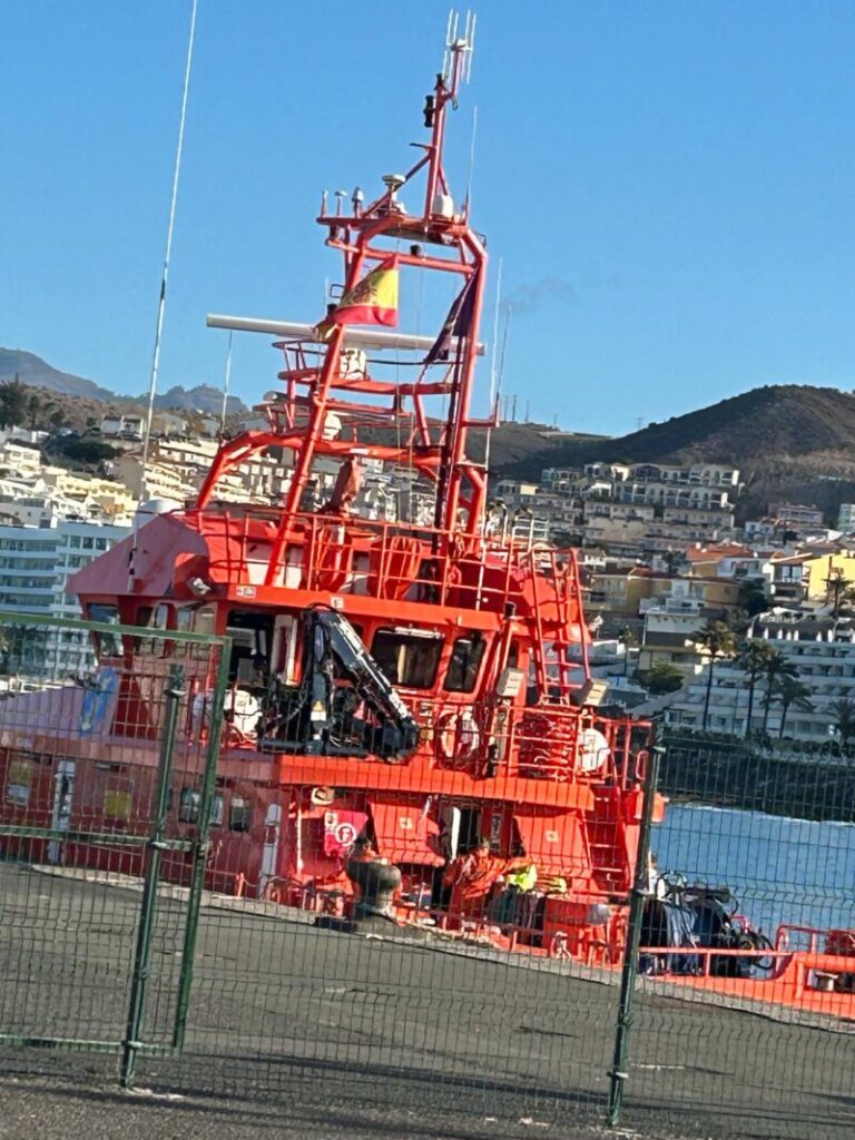 Rescatan a cuatro migrantes al sur de Gran Canaria en un cayuco