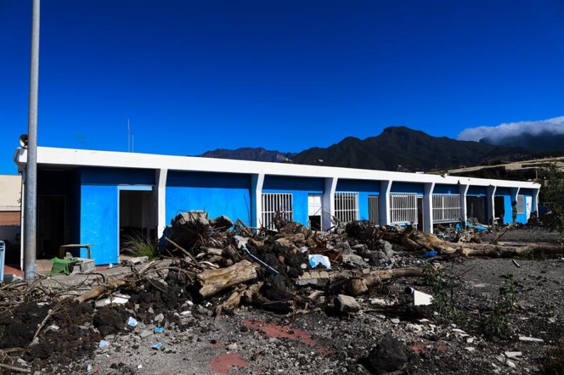La Consejería de Educación del Gobierno de Canarias ha sacado a licitación la redacción del proyecto básico y ejecución del Centro de Educación Infantil y Primaria (CEIP) La Laguna, en Los Llanos de Aridane, afectado por la erupción volcánica de La Palma. EFE/Luis G. Morera
