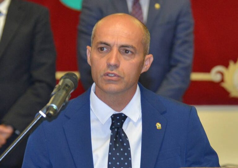 Armas restituye a David Cabrera en el gobierno del Cabildo de El Hierro