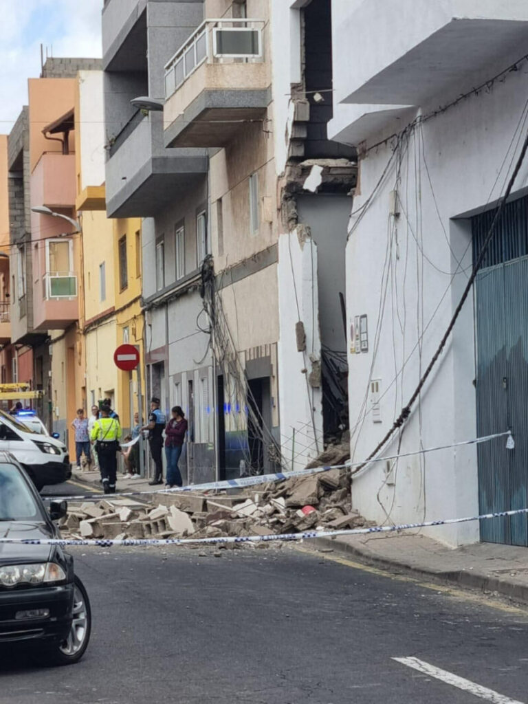 Derrumbe parcial de un edificio en La Laguna