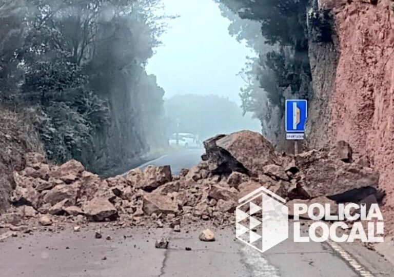 Reabren un carril de la TF-12 tras un desprendimiento