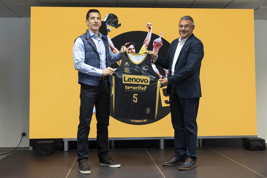 El presidente del Lenovo Tenerife, Félix Hernández (d), acompaña al jugador argentino del Lenovo Tenerife, Nico Richotti (i), en la rueda de prensa en vísperas del derbi contra el Dreamland Gran Canaria, un partido en el que recibirá el homenaje del club, en forma de la retirada de su camiseta con el dorsal número 5. EFE/Miguel Barreto