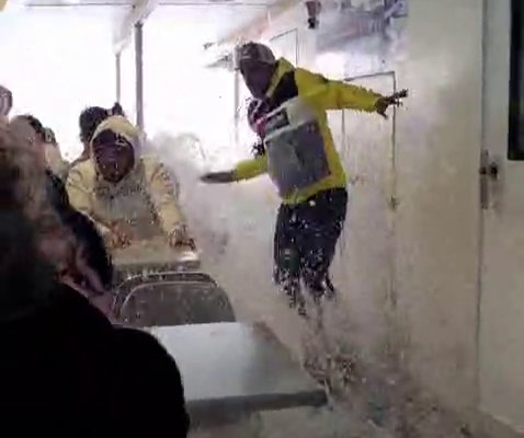 El oleaje rebasa la cubierta del ferry que une Lanzarote y La Graciosa