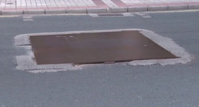 Vecinos de Las Palmas denuncian el ruido de unas planchas metálicas en el asfalto