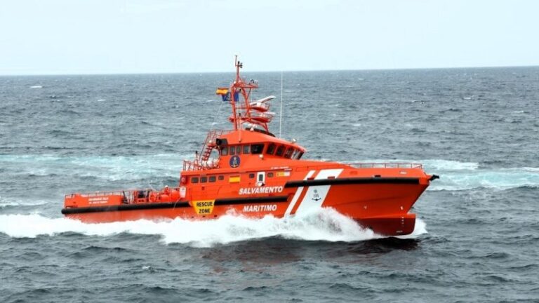 Salvamento rescata a un cayuco con 45 personas, entre ellas un bebé, cerca de El Hierro