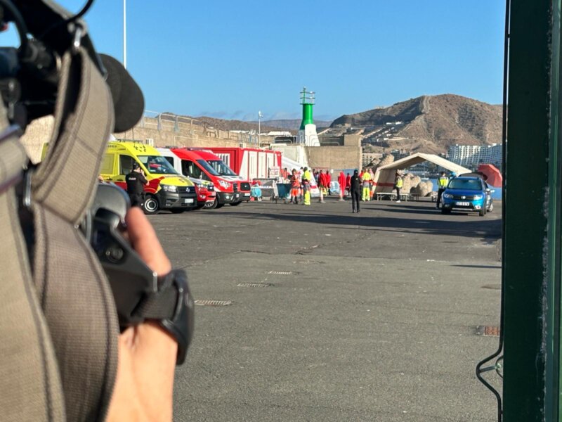 Una treintena de personas viajaban en la embarcación rescatada por Salvamento Marítimo / Luis Muro / RTVC