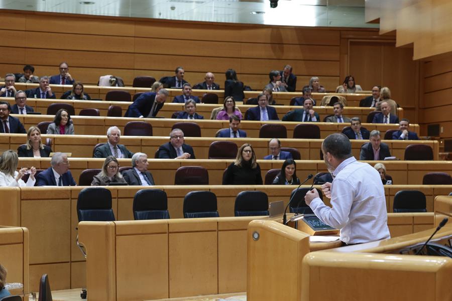 El senador de EH Bildu Josu Estarrona interviene en el pleno del Senado que este martes debate sobre la creación de una comisión de investigación sobre los contratos públicos realizados durante la pandemia de covid-19 relacionados con la intermediación de Koldo García. EFE/ Zipi