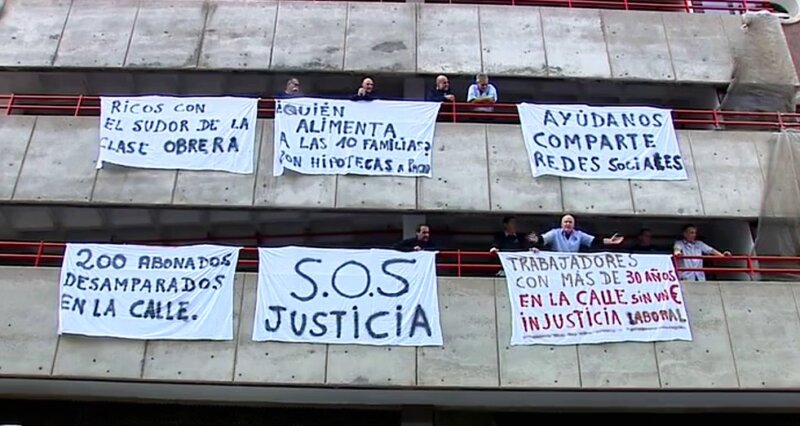 Los trabajadores del aparcamiento en Luis Morote se encierran en el lugar