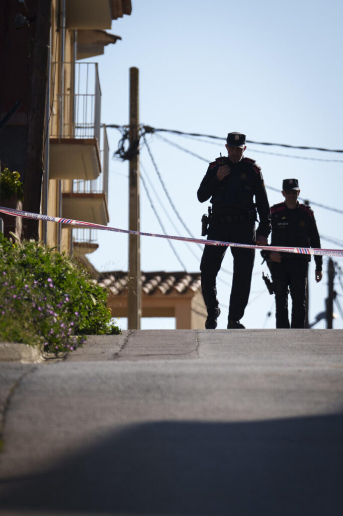 GRAFCAT2117. BELLCAIRE D'EMPORDÀ (GIRONA), 03/04/2024.- Un niño de 5 años ha muerto apuñalado esta madrugada en un domicilio de Bellcaire d'Empordà (Girona) y su madre se encuentra hospitalizada con heridas también por arma blanca, en un posible caso de violencia vicaria por el que los Mossos d'Esquadra buscan al padre del menor. EFE/David Borrat.