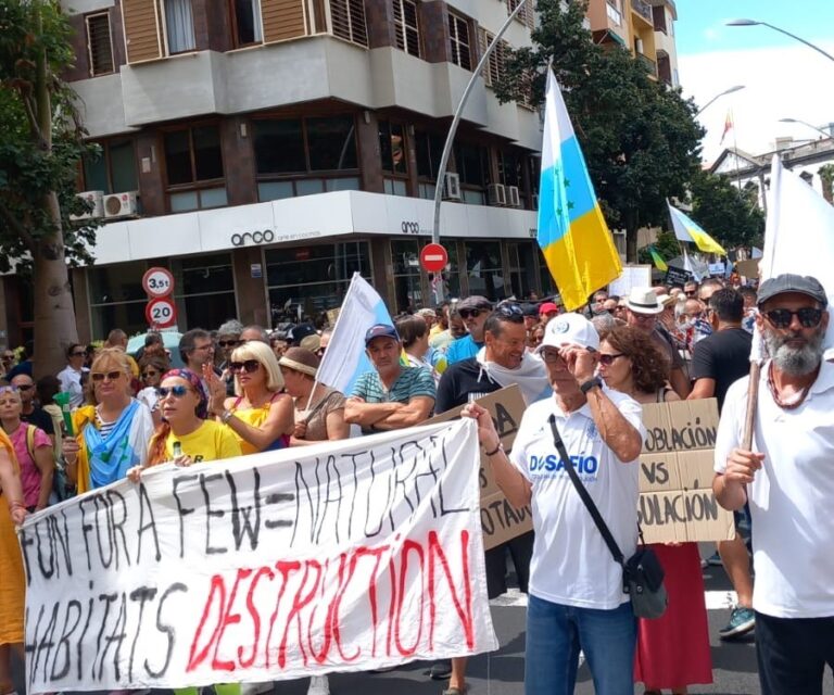 Miles de canarios reivindicaron en las calles un cambio de modelo turístico